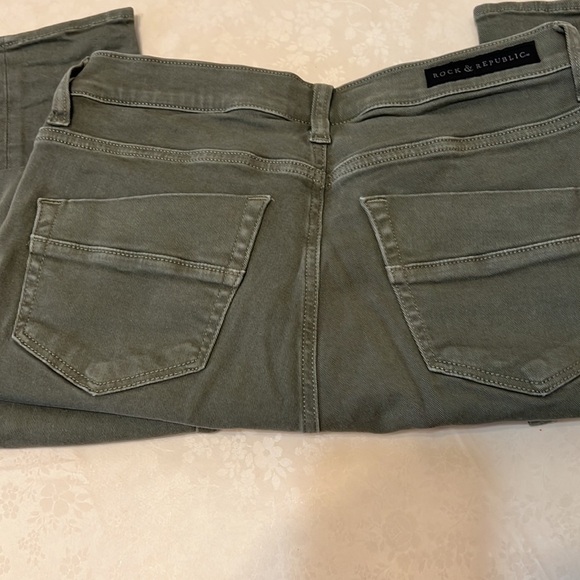 Rock and Republic Mid Rise Jeans. Olive. Size 10 - Picture 3 of 6